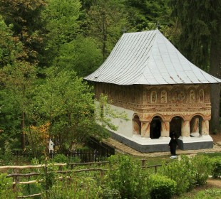 Sfânta Mănăstire Jgheaburi Sfânta Mănăstire Jgheaburi
